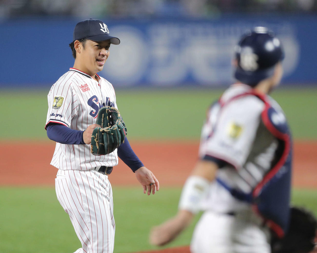 ヤクルト対オリックス　5回表オリックス2死満塁、西野を遊飛に抑え、笑顔でベンチに戻る小川（撮影・河田真司）