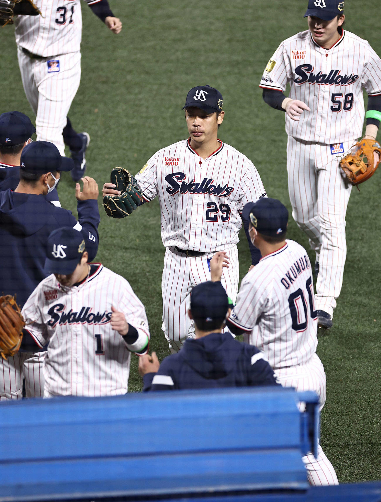 日本シリーズ第1戦　小川（中央）は5回2失点で降板する（撮影・上田博志）