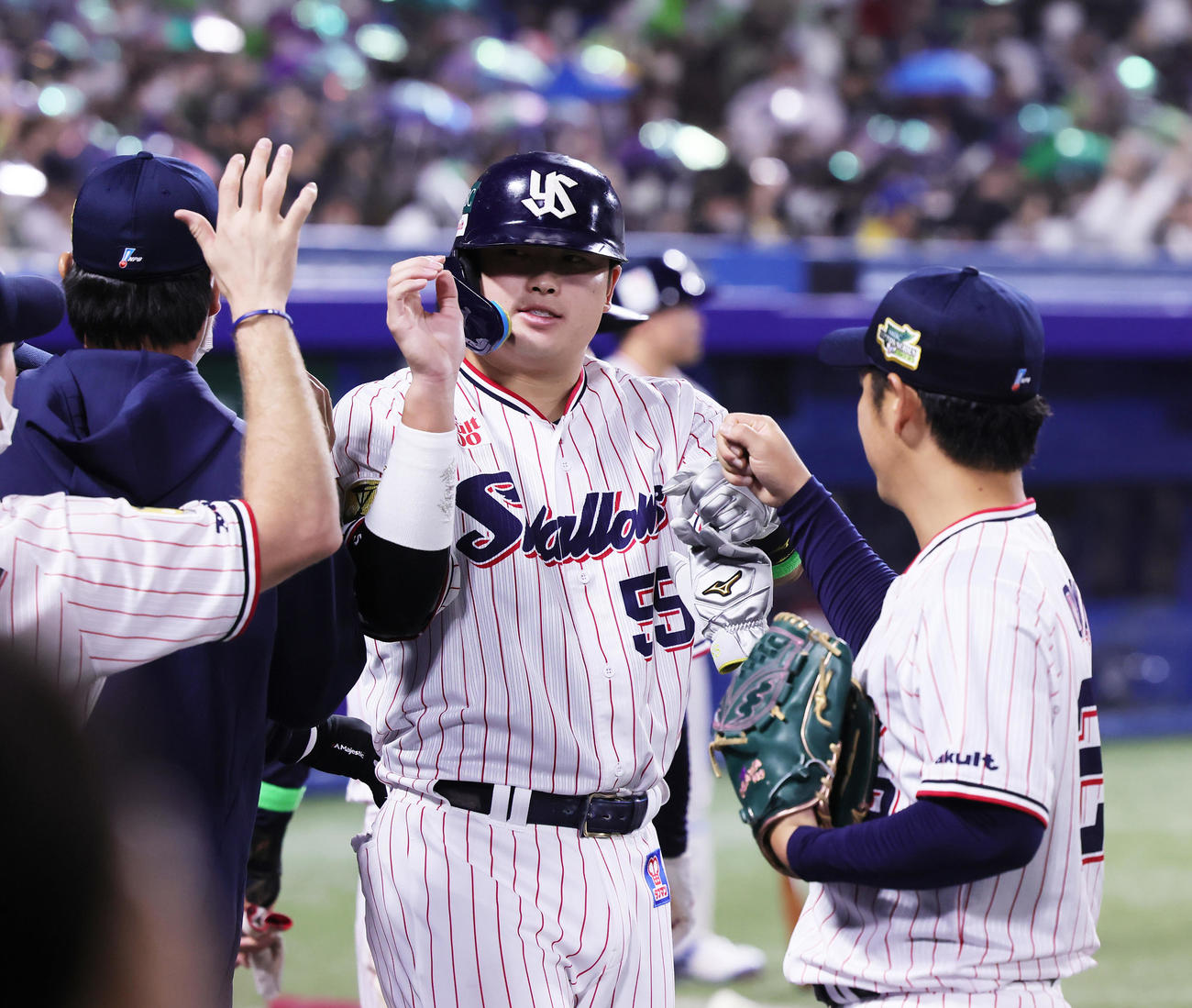 ヤクルト対オリックス1回裏ヤクルト2死一、二塁、オスナの左越え適時二塁打と相手悪送球の間に生還しタッチを交わす村上（中央）。右は小川（撮影・足立雅史）
