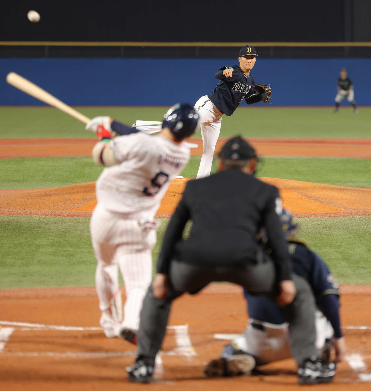 ヤクルト対オリックス　1回裏ヤクルト無死、塩見に左前打を浴びる山本（撮影・河田真司）
