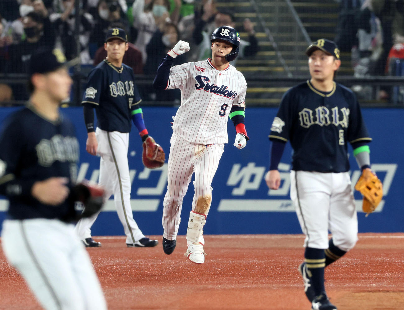 ヤクルト対オリックス　3回裏ヤクルト無死、塩見は中越えソロ本塁打を放ちガッツポーズ（撮影・加藤哉）