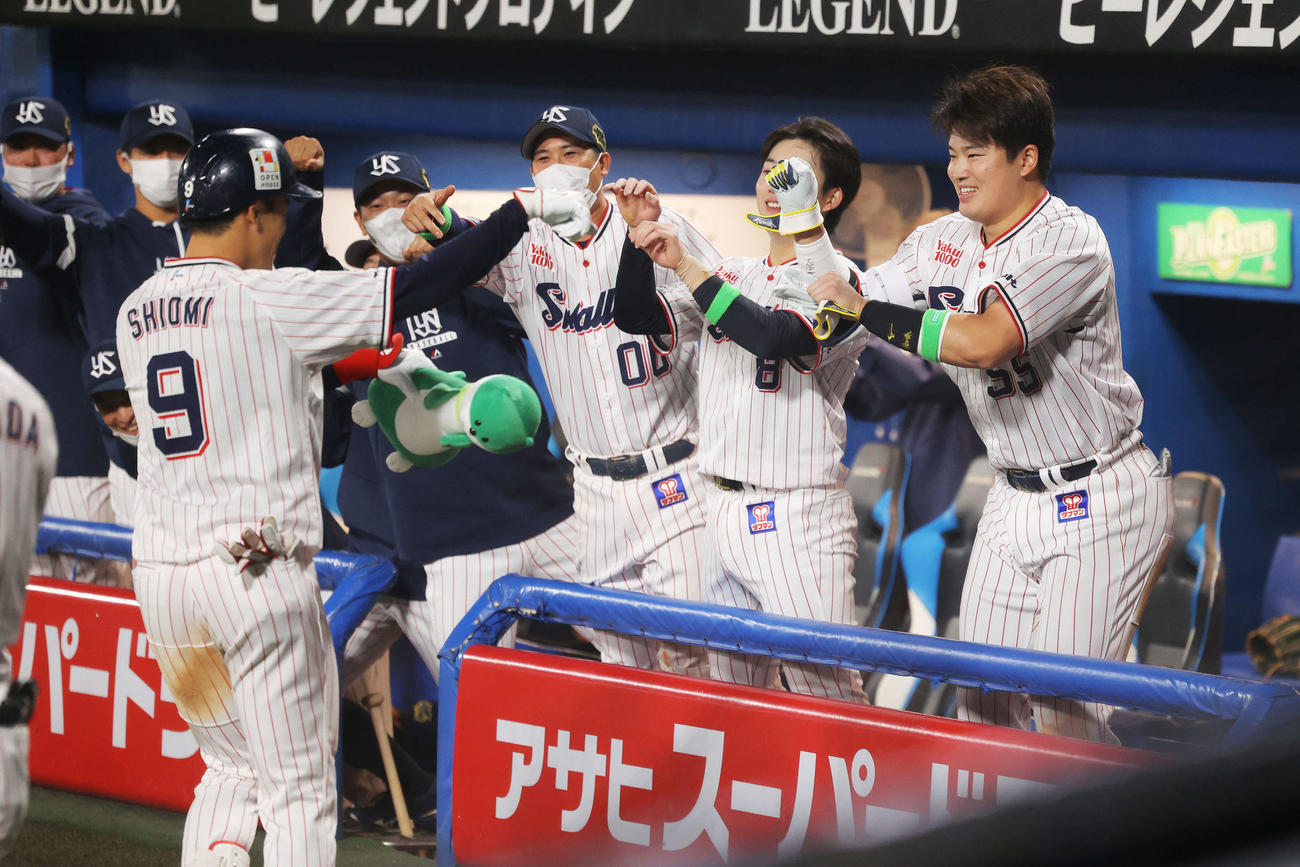 ヤクルト対オリックス　3回裏ヤクルト無死、左中間ソロ本塁打で生還する塩見（左）を迎える村上（右）らナイン（撮影・河田真司）