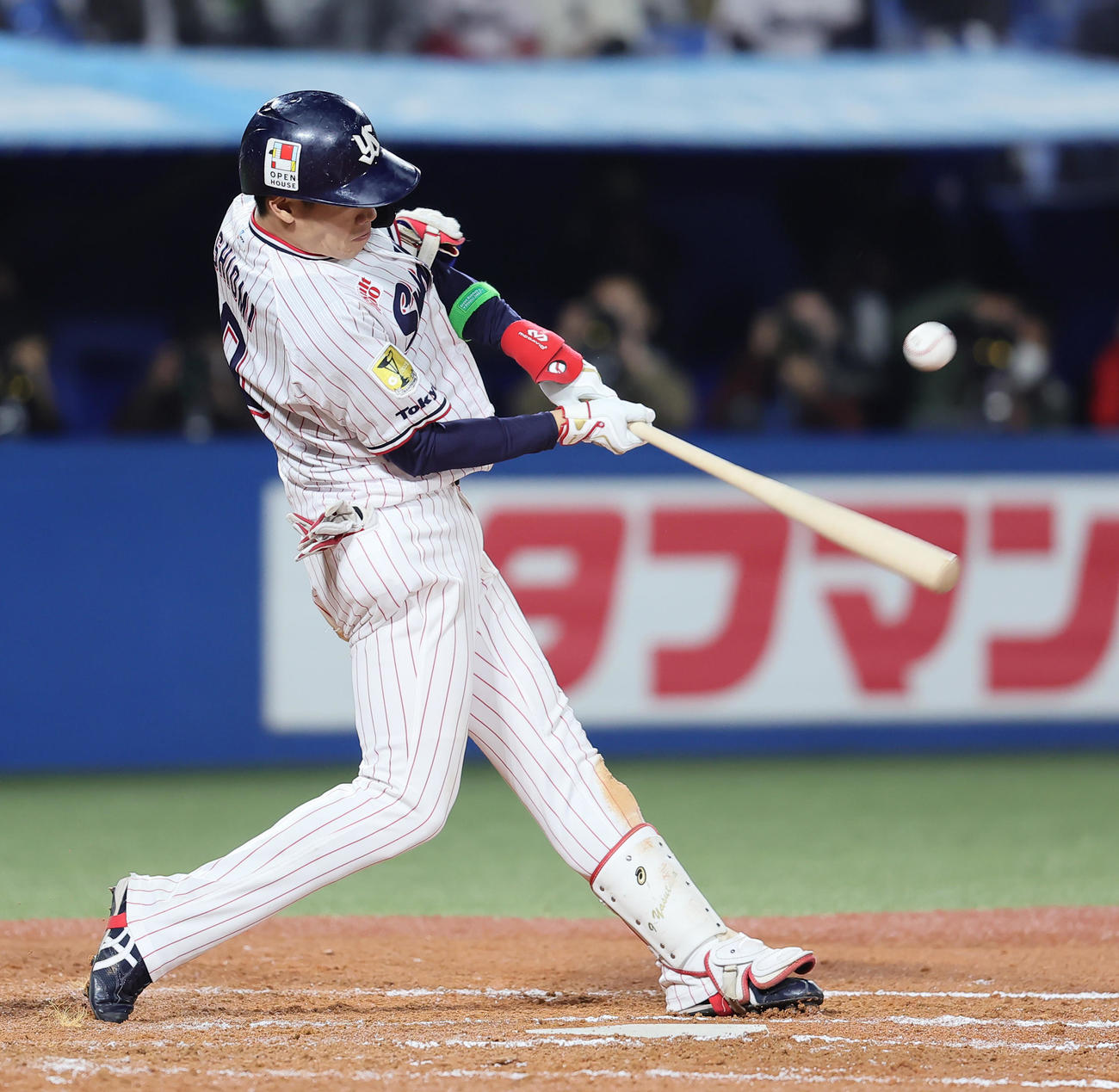 日本シリーズ第1戦　ヤクルト対オリックス　7回裏ヤクルト2死、塩見は二塁打を放つ（撮影・足立雅史）