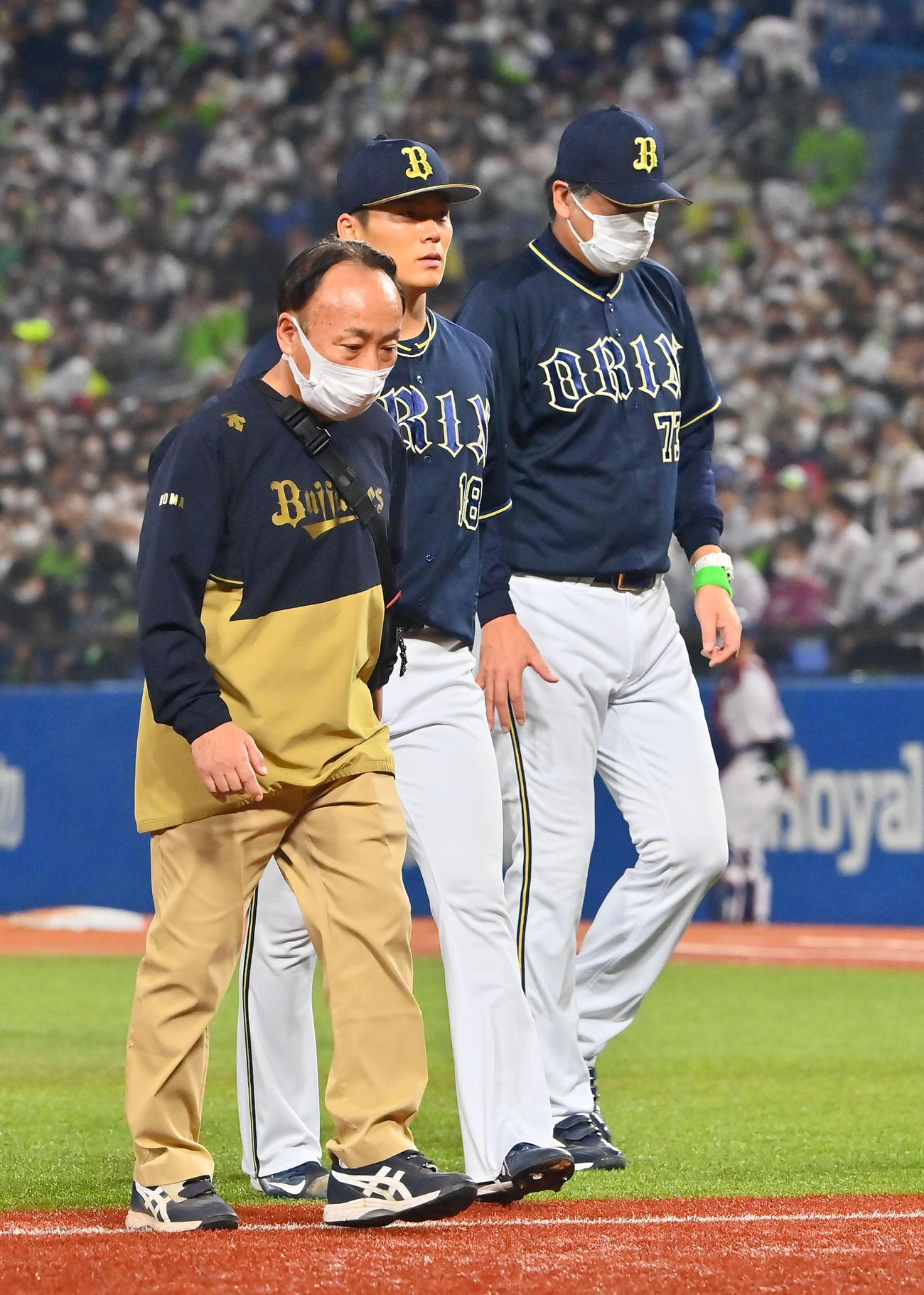 ヤクルト対オリックス　5回裏途中で降板する山本（撮影・和賀正仁）