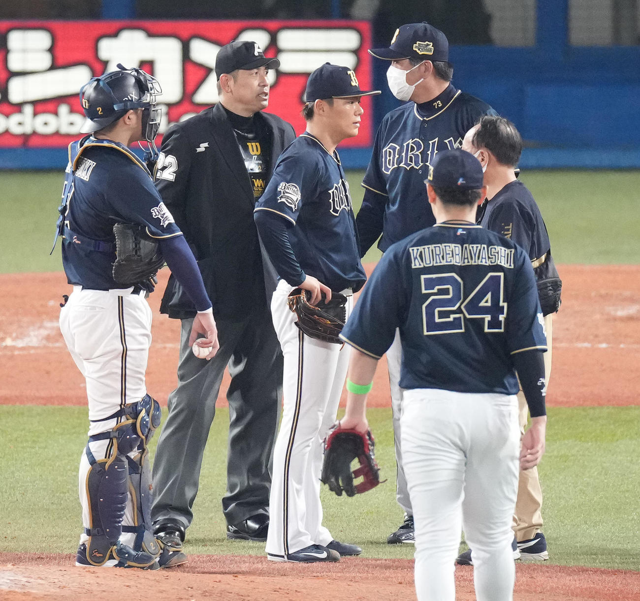 ヤクルト対オリックス　5回裏ヤクルト無死、代打キブレハンの時、山本（中央）のもとに集まるナイン。山本はこのまま降板となる（撮影・鈴木みどり）