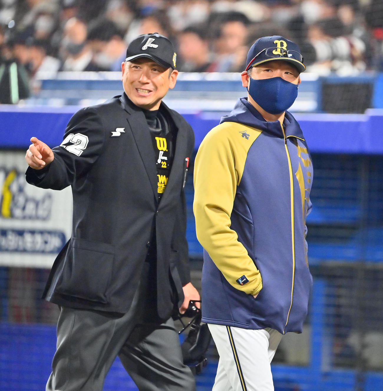 ヤクルト対オリックス　5回裏途中で山本の降板を告げる中嶋監督（撮影・和賀正仁）