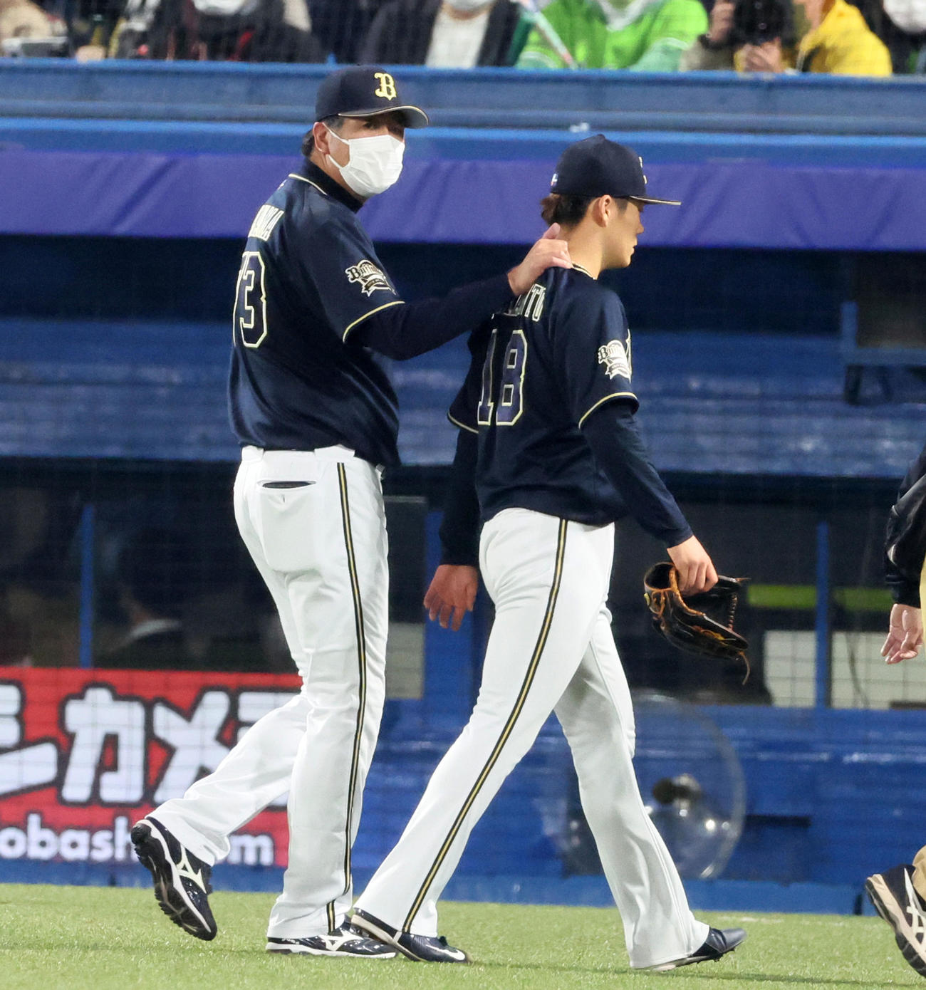 ヤクルト対オリックス　5回裏ヤクルト無死、山本は代打キブレハンのときケガのため降板し高山コーチ（左）から手を掛けられる（撮影・加藤哉）