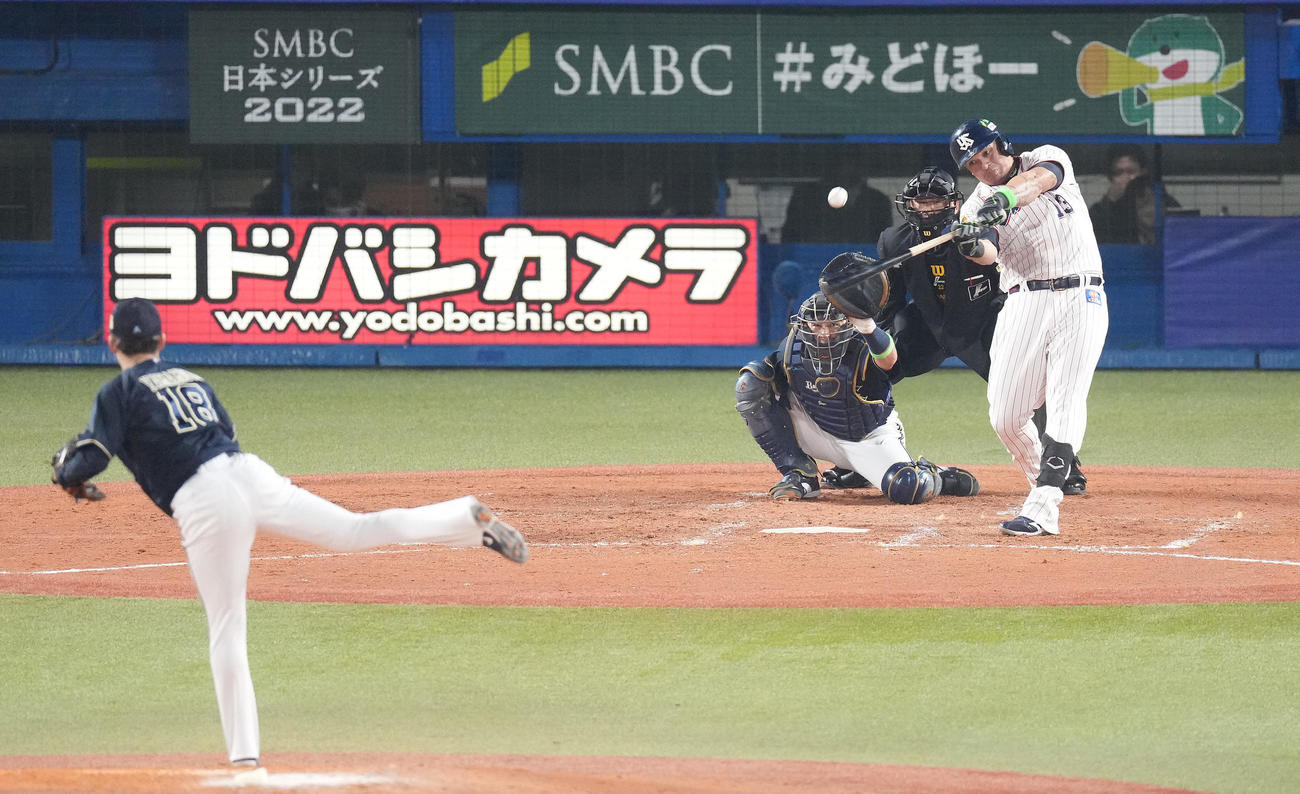 ヤクルト対オリックス　4回裏ヤクルト無死、左中間にソロ本塁打を放つオスナ。投手山本（撮影・鈴木みどり）