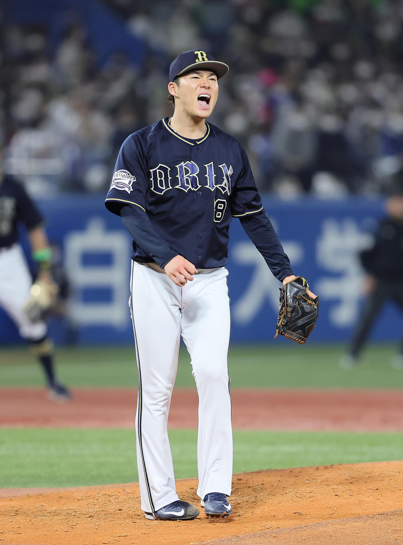 ヤクルト対オリックス　4回裏ヤクルト無死、オスナに左中間への本塁打を浴び、思わず声を出す山本（撮影・足立雅史）