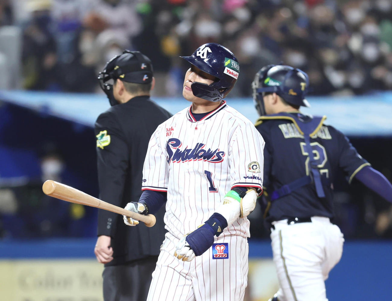 7回裏ヤクルト2死一、三塁、この試合4つ目の三振を喫した山田哲人は首をひねる（撮影・足立雅史）