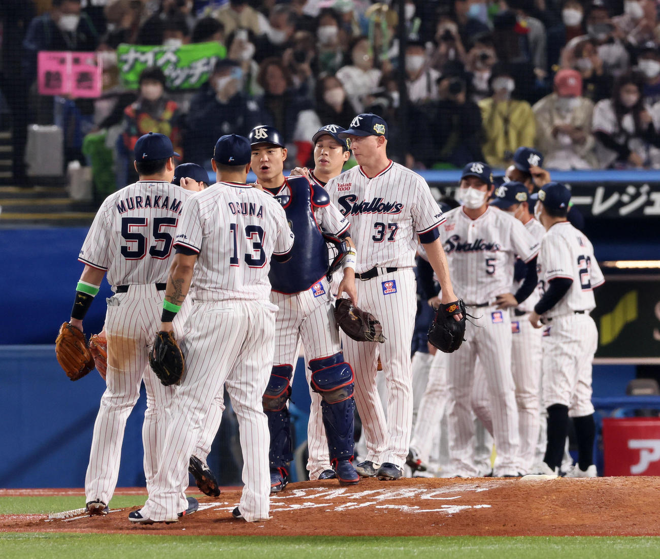 ヤクルト対オリック　オリックスに勝利しナインとタッチするマクガフ（撮影・加藤哉）