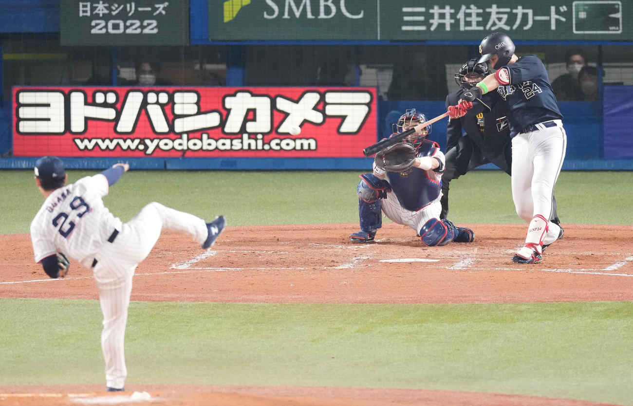 ヤクルト対オリックス　2回表オリックス1死満塁、右前適時打を放つ紅林。投手小川（撮影・鈴木みどり）