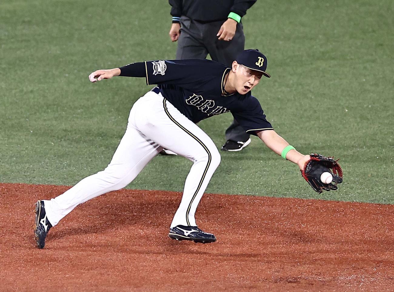 日本シリーズ第1戦　1回裏ヤクルト2死三塁、中村悠平の遊ゴロを軽快にさばく紅林（撮影・上田博志）