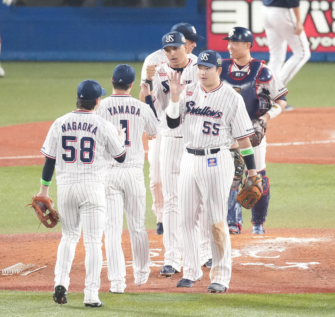 ヤクルト対オリックス　オリックスに勝利しタッチを交わす村上（右から2人目）らヤクルトナイン（撮影・鈴木みどり）