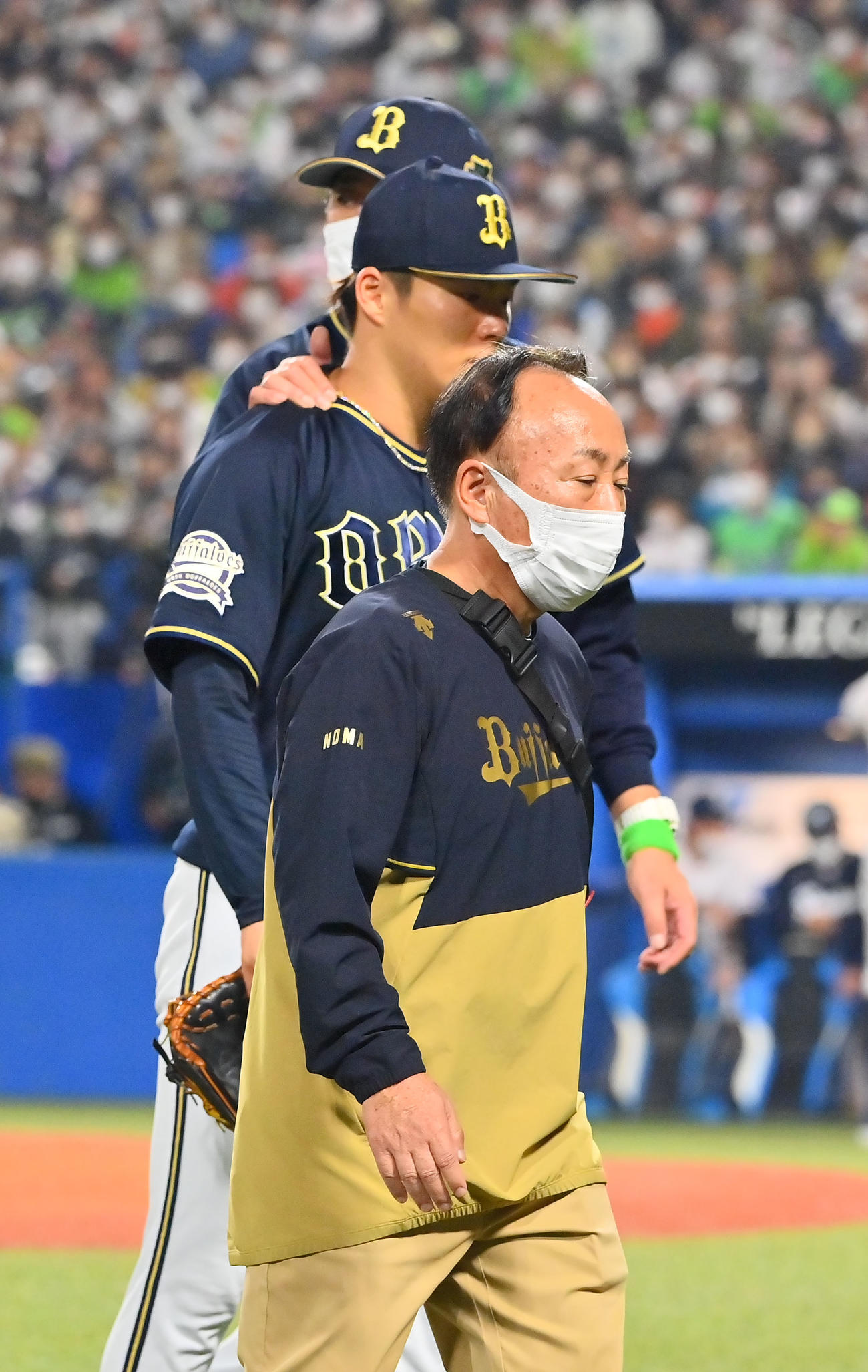 ヤクルト対オリックス　5回裏途中で降板する山本（撮影・和賀正仁）