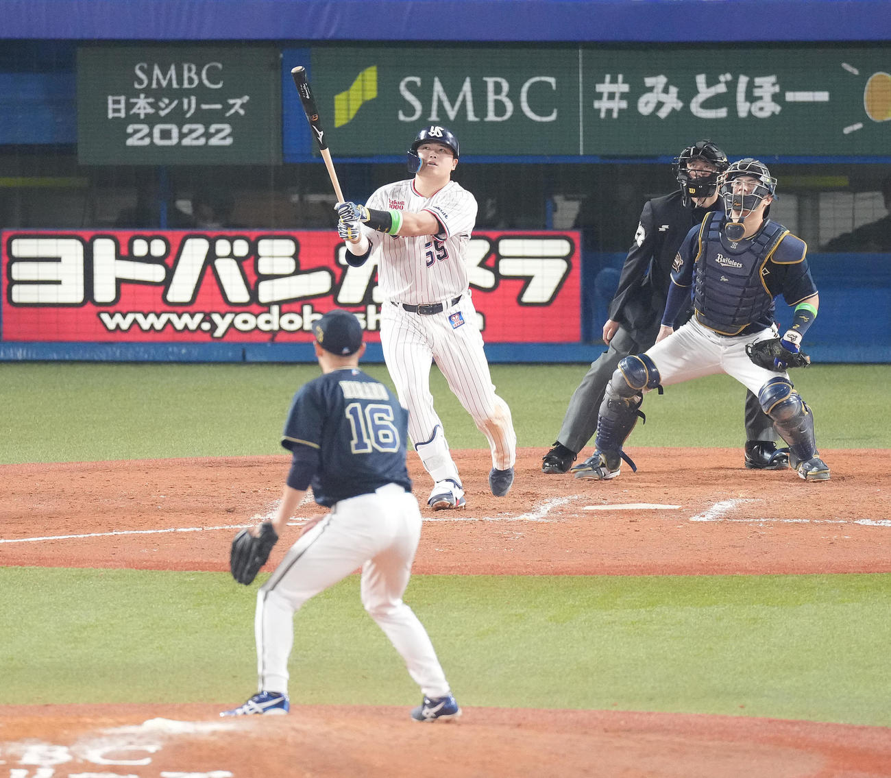 ヤクルト対オリックス　8回裏ヤクルト無死、右越えソロ本塁打を放つ村上。投手平野佳（撮影・鈴木みどり）