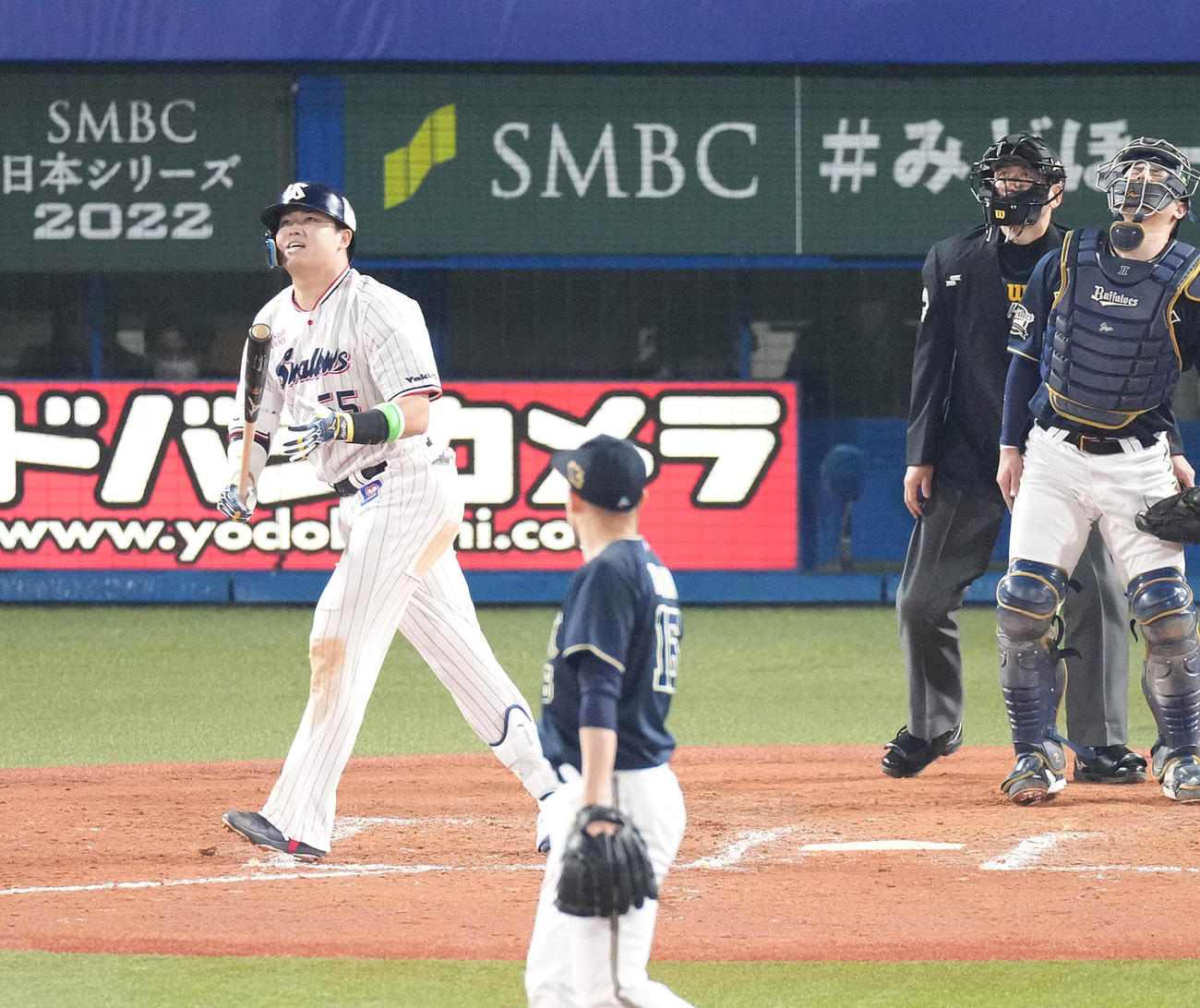 ヤクルト対オリックス　8回裏ヤクルト無死、右越えソロ本塁打を放ち打球の行方を追う村上。投手平野佳（撮影・鈴木みどり）