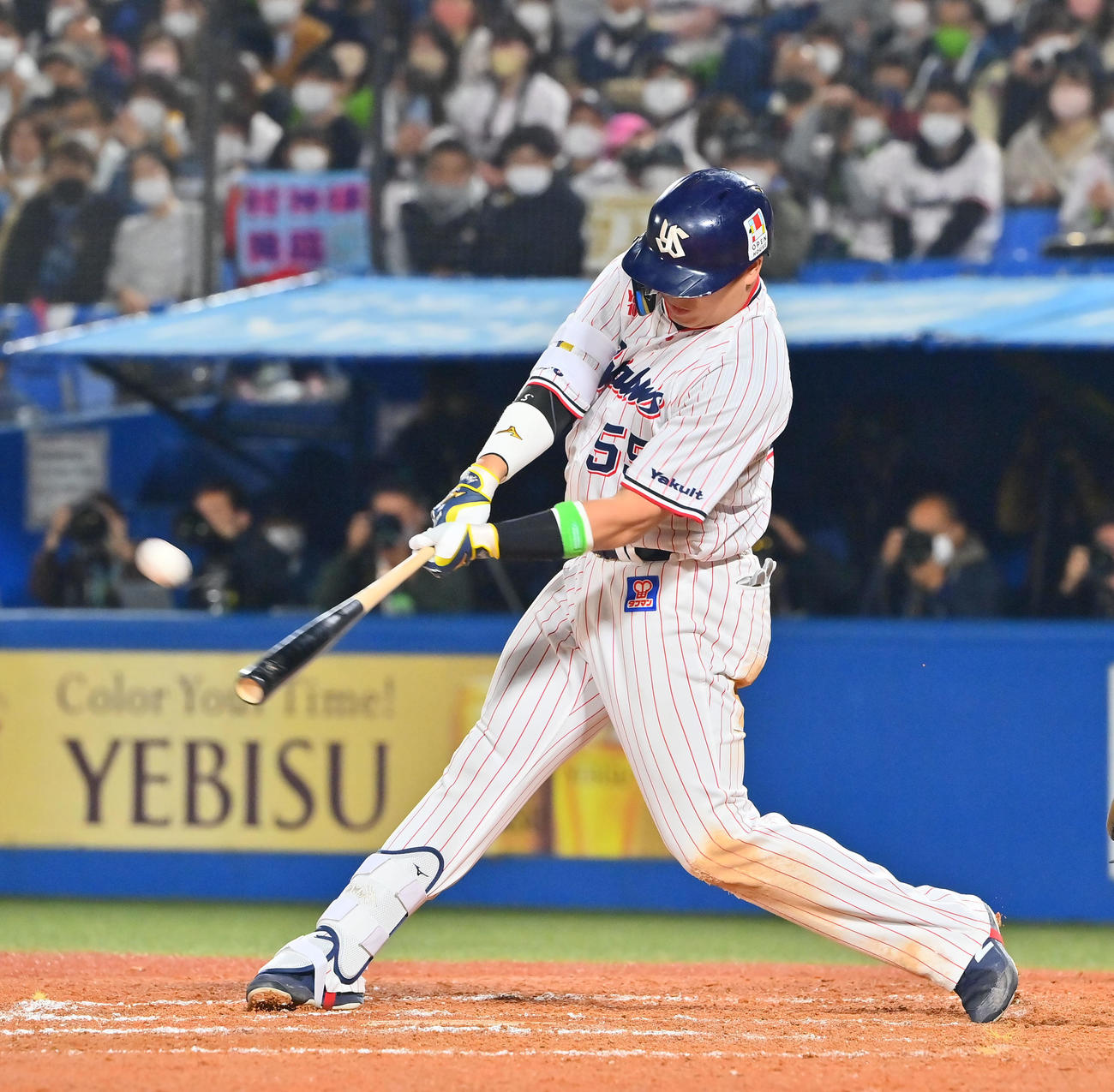 ヤクルト対オリックス　8回裏ヤクルト無死、右中間にソロ本塁打を放つ村上（撮影・和賀正仁）