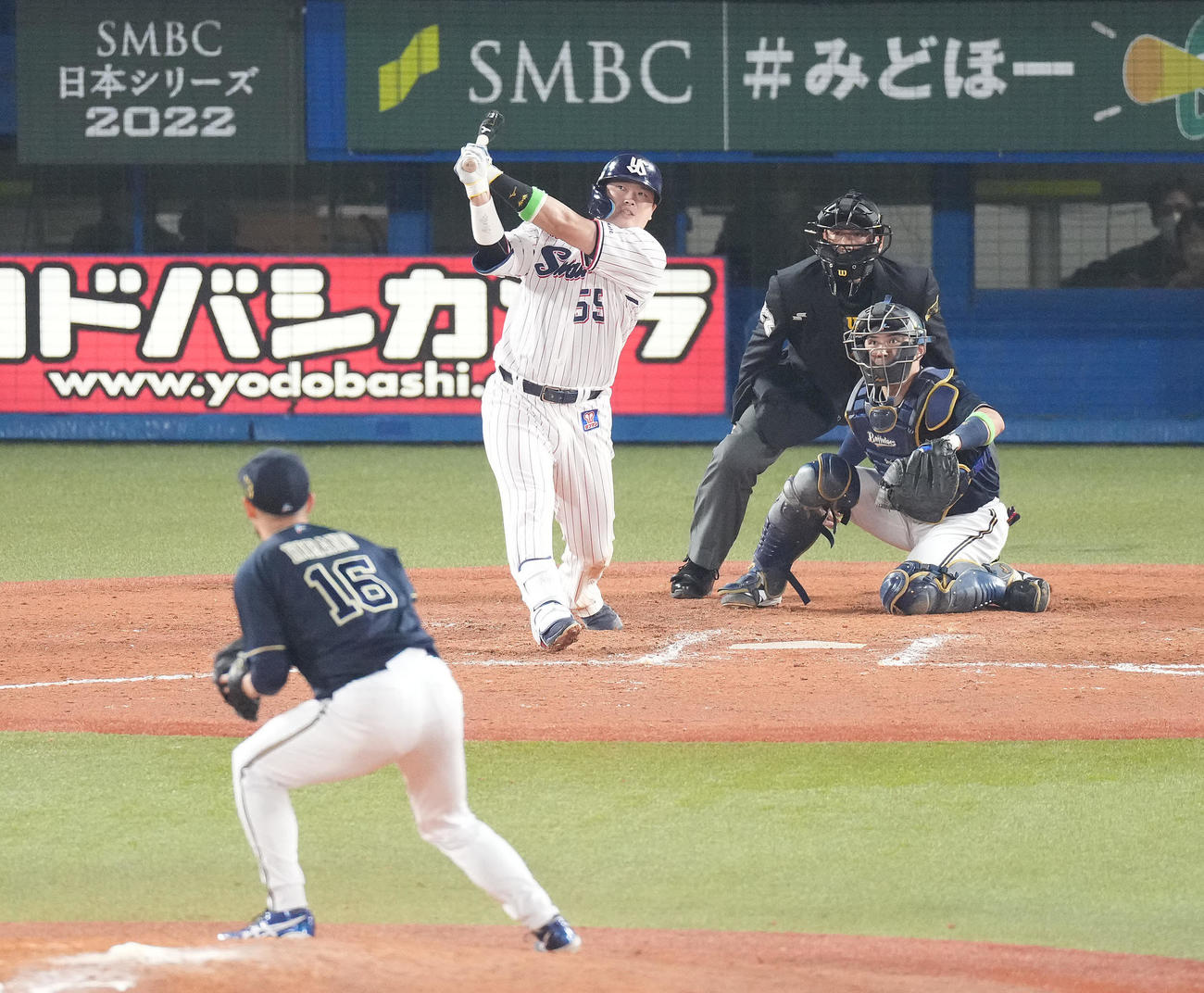 ヤクルト対オリックス　8回裏ヤクルト無死、右越えソロ本塁打を放つ村上。投手平野佳（撮影・鈴木みどり）