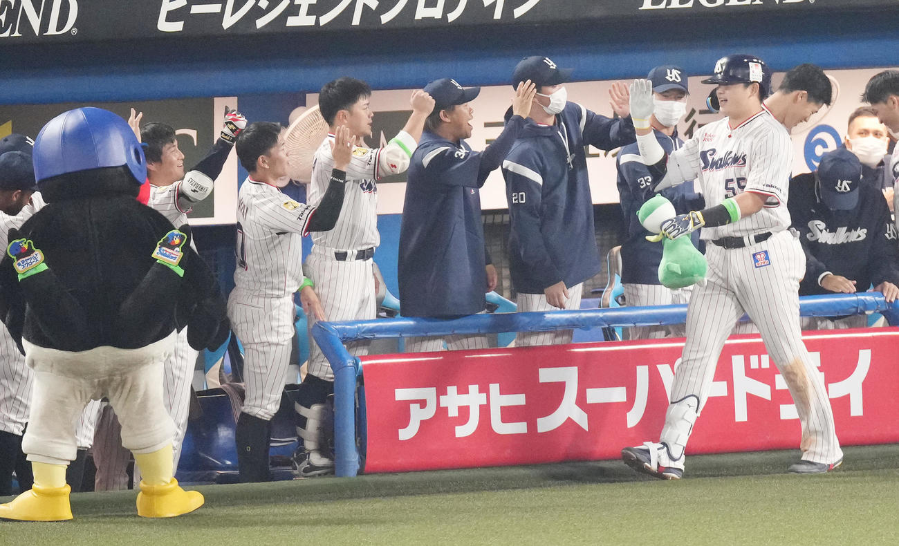 ヤクルト対オリックス　8回裏ヤクルト無死、右越えソロ本塁打を放った村上（右）はナインと笑顔でハイタッチ（撮影・鈴木みどり）