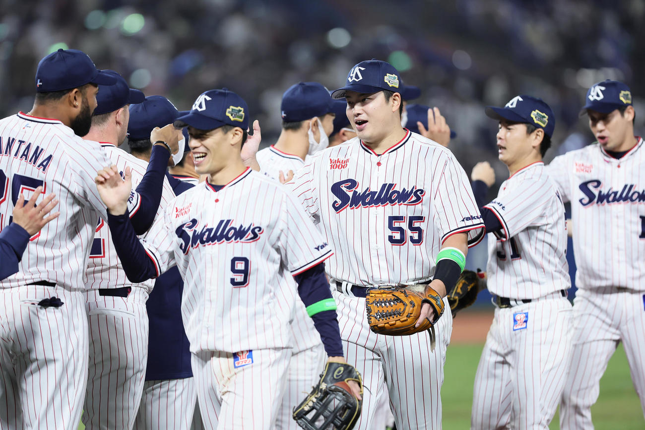ヤクルト対オリックス　勝利しタッチを交わすヤクルトの村上（中央）、塩見（左）ら（撮影・足立雅史）