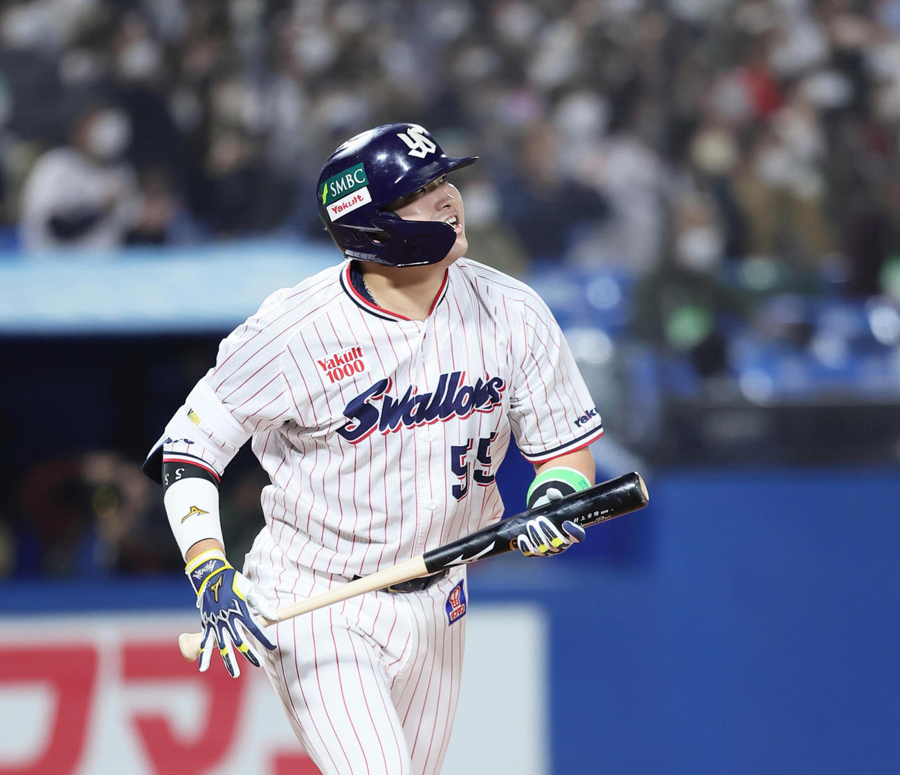 8回裏ヤクルト無死、村上は右中間へ本塁打を放ち打球の行方を見つめる（撮影・足立雅史）