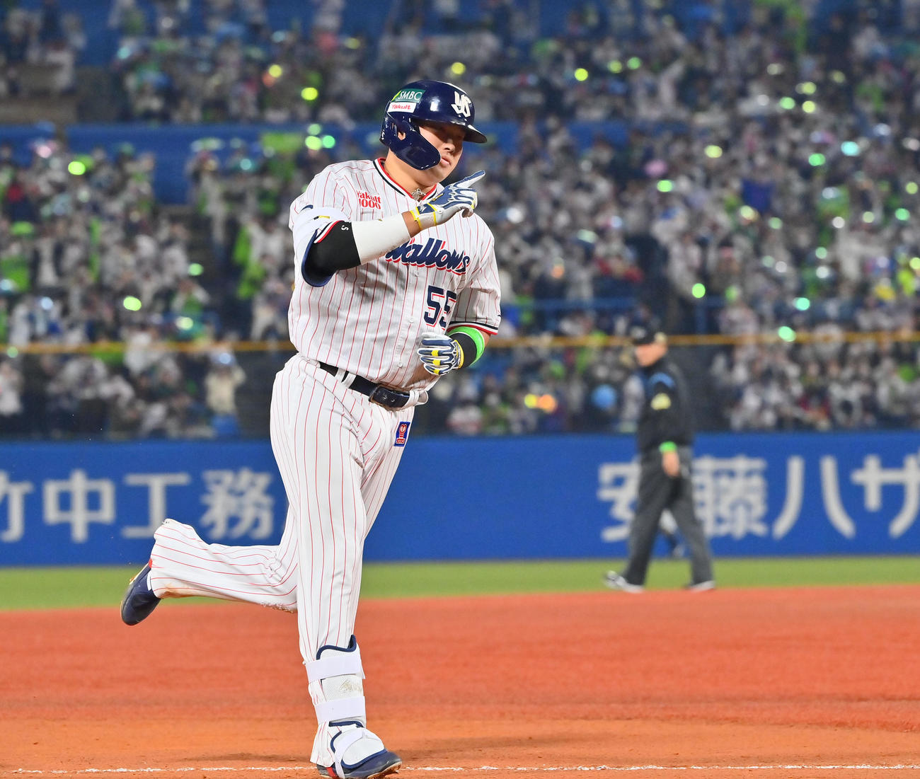 ヤクルト対オリックス　8回裏ヤクルト無死、右中間にソロ本塁打を放った村上は指をさしながら三塁を回る（撮影・和賀正仁）