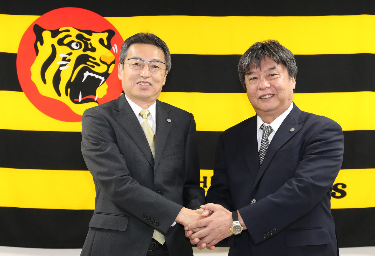 握手を交わす百北球団社長（左）と嶋田1軍バッテリーコーチ（代表撮影）