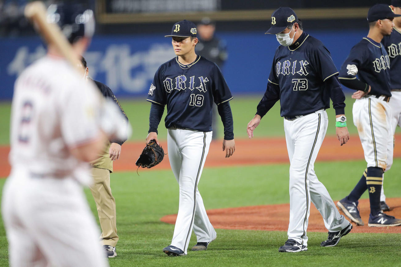 ヤクルト対オリックス　5回裏ヤクルト無死、ベンチに下がる山本（中央）。打者キブレハン（撮影・河田真司）
