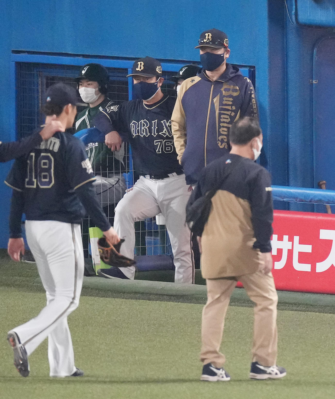 ヤクルト対オリックス　5回裏ヤクルト無死、代打キブレハンの時、ベンチへ戻る山本（左手前）。右奥は中嶋監督（撮影・鈴木みどり）