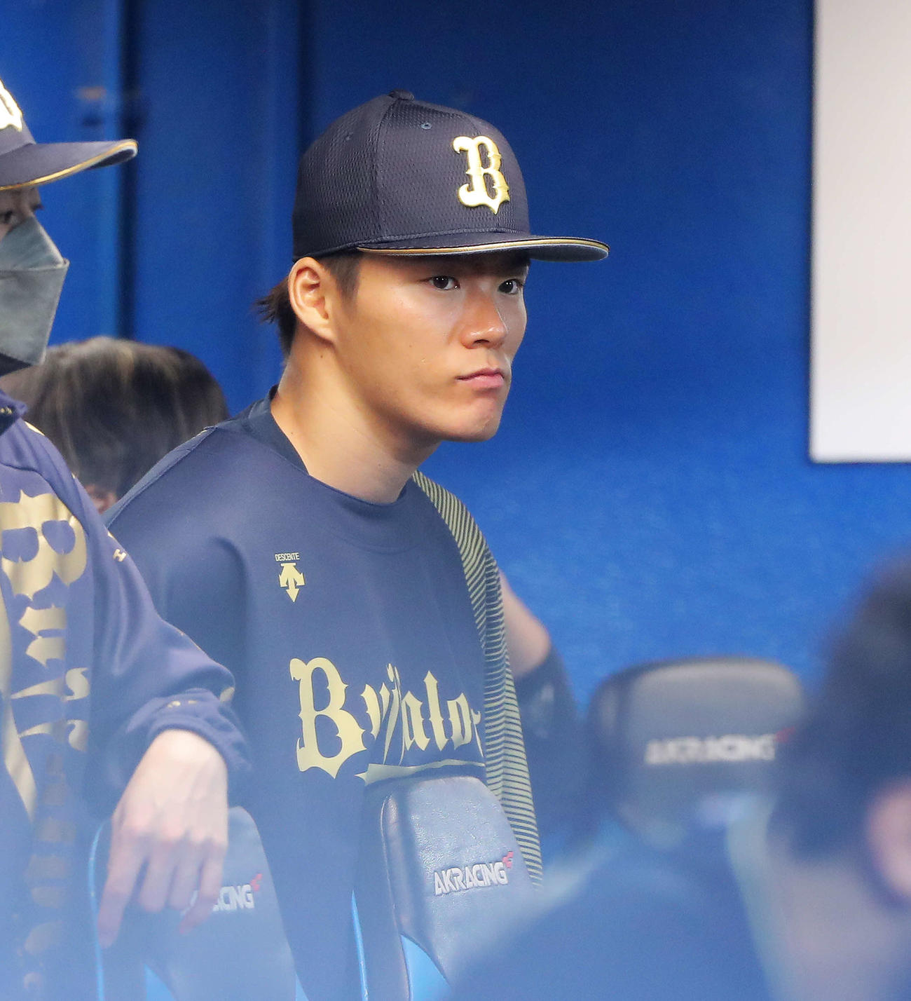 ヤクルト対オリックス　9回表、ベンチから戦況を見守る山本（中央）（撮影・河田真司）
