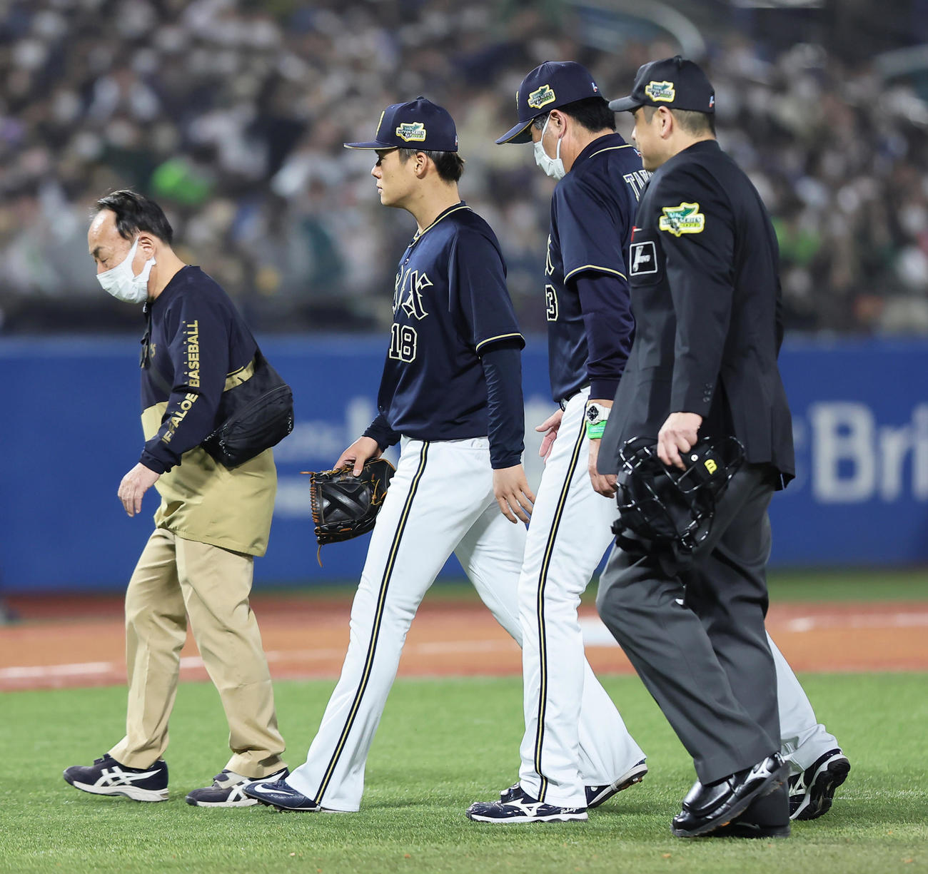 ヤクルト対オリックス　5回裏ヤクルト無死、治療のためベンチに下がったオリックス山本（左から2人目）はそのまま交代となる（撮影・足立雅史）