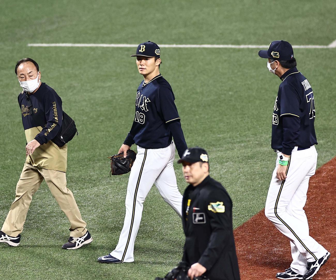 日本シリーズ第1戦　5回途中で降板する山本（撮影・上田博志）