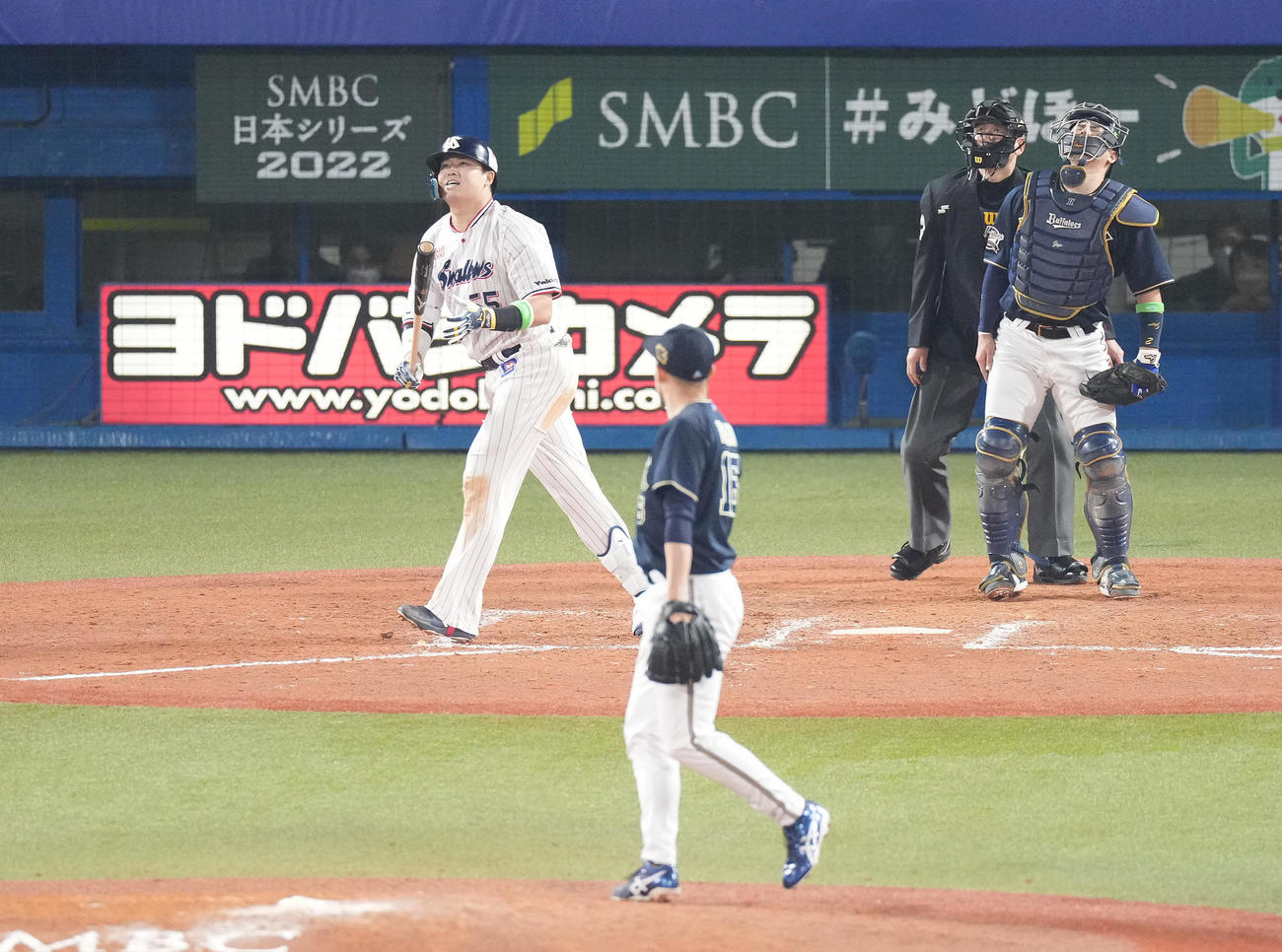 ヤクルト対オリックス　8回裏ヤクルト無死、右越えソロ本塁打を放ち打球の行方を追う村上。投手平野佳（撮影・鈴木みどり）
