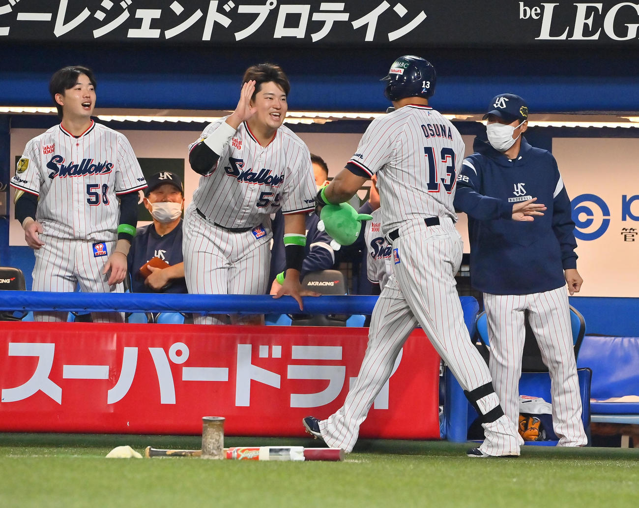 ヤクルト対オリックス　4回裏ヤクルト無死、オスナはソロ本塁打を放ち高津監督らの出迎えを受ける（撮影・和賀正仁）