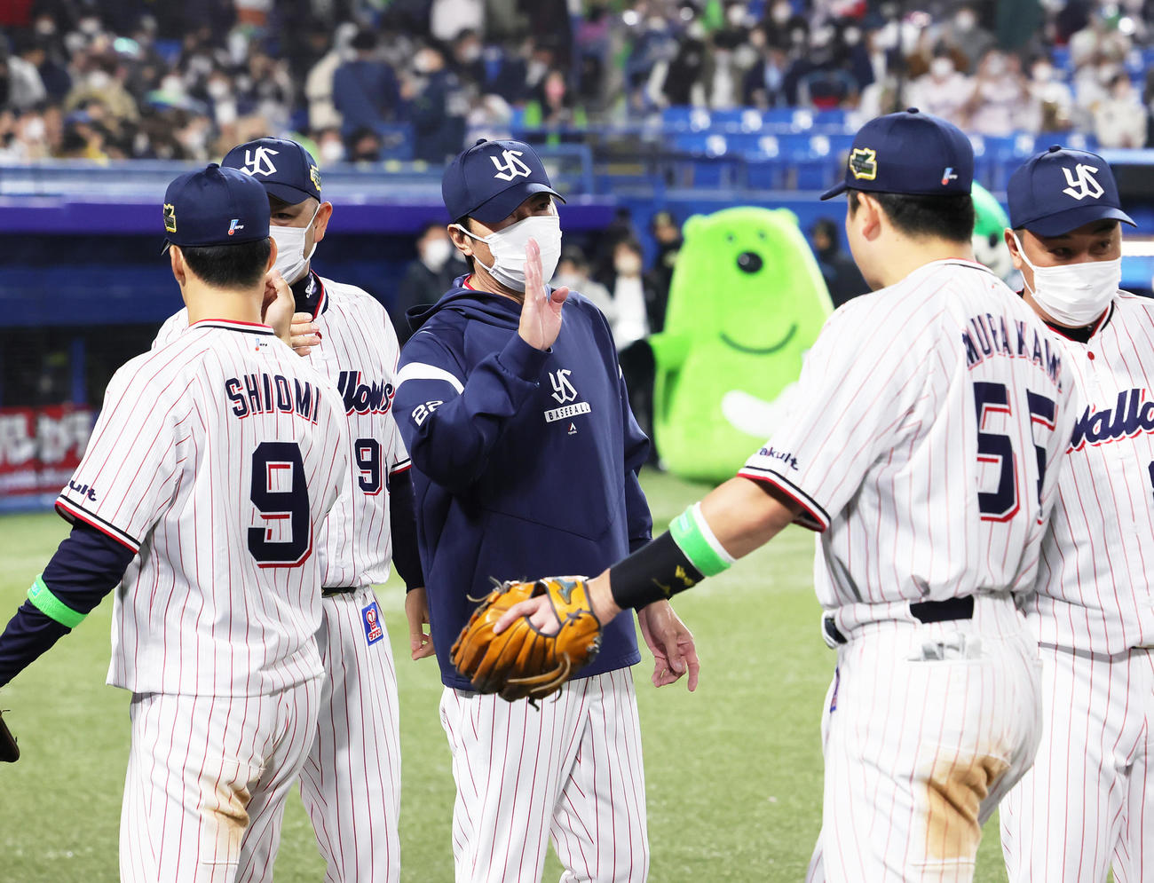 ヤクルト対オリックス　初戦に勝利しタッチで村上（右）らを迎える高津監督（中央）（撮影・足立雅史）