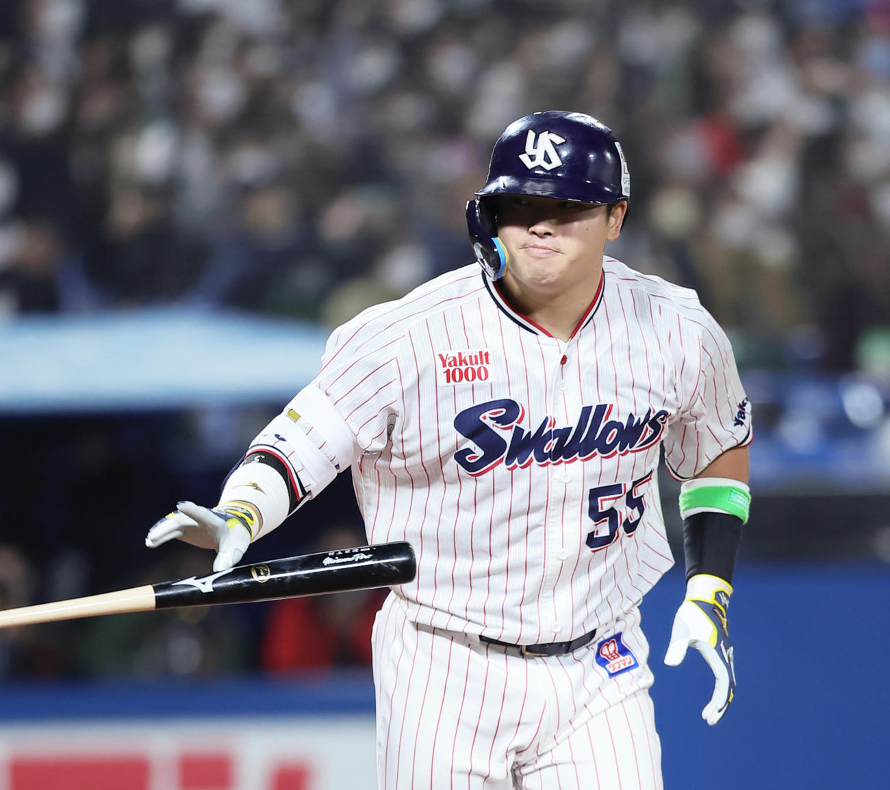 8回裏ヤクルト無死、右中間へ本塁打を放った村上宗隆は確信を持ってバットを投げる（撮影・足立雅史）