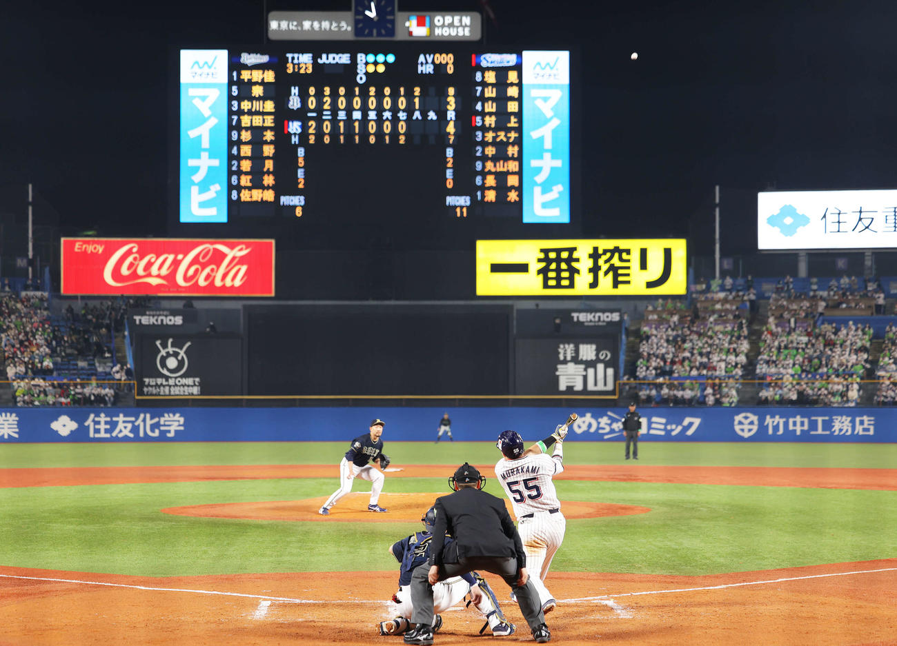 ヤクルト対オリックス　8回表裏ヤクルト無死、右中間ソロ本塁打を放つ村上（撮影・河田真司）