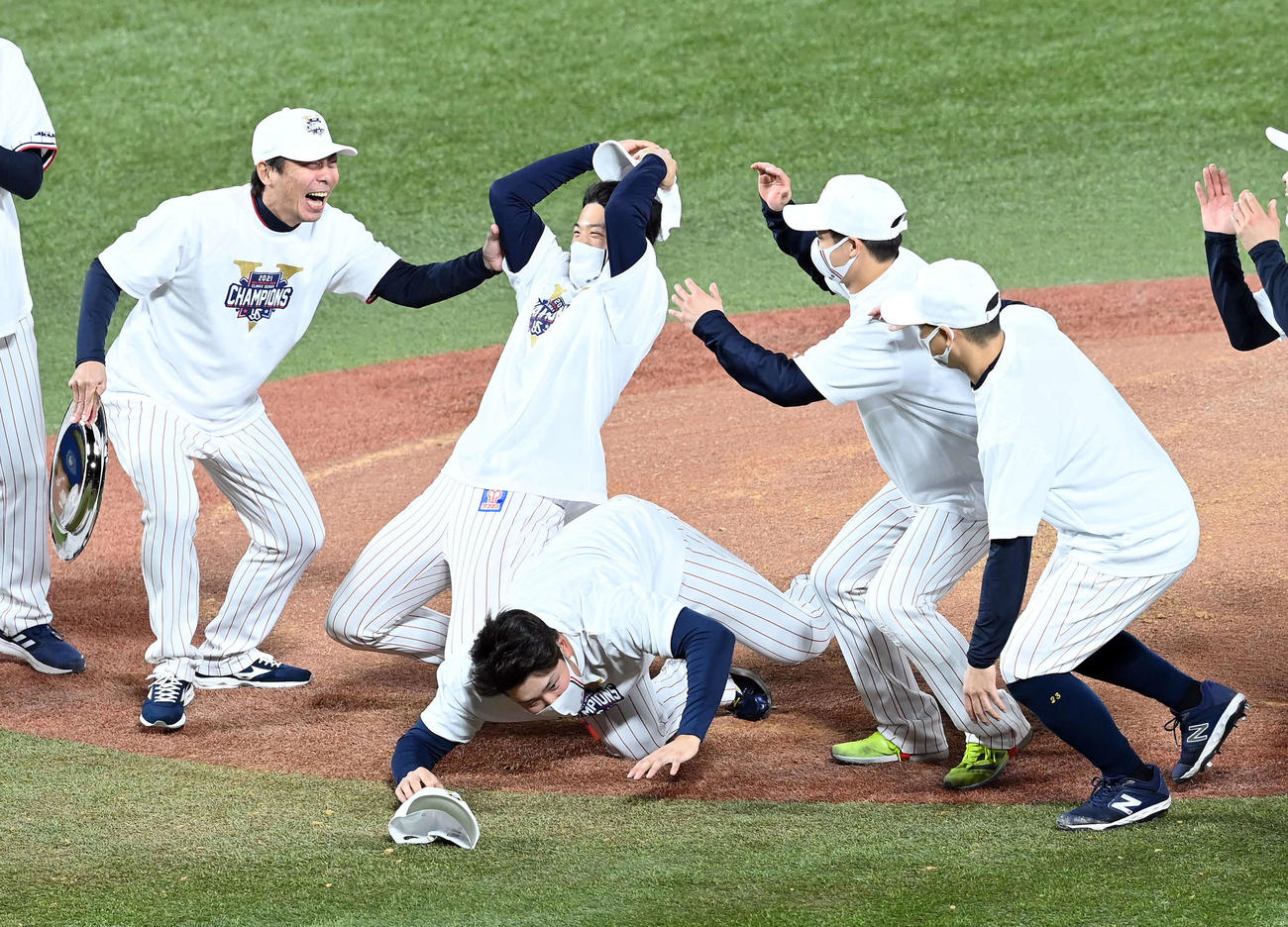 MVPが奥川と発表され、ずっこけるヤクルト塩見（左から2人目）。左から高津監督、1人おいて村上、山田、青木（2021年11月12日撮影）