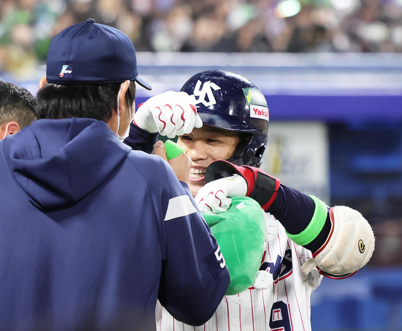 ヤクルト対オリックス3回裏ヤクルト無死、塩見は左中間への本塁打を放ち笑顔を見せる（撮影・足立雅史）