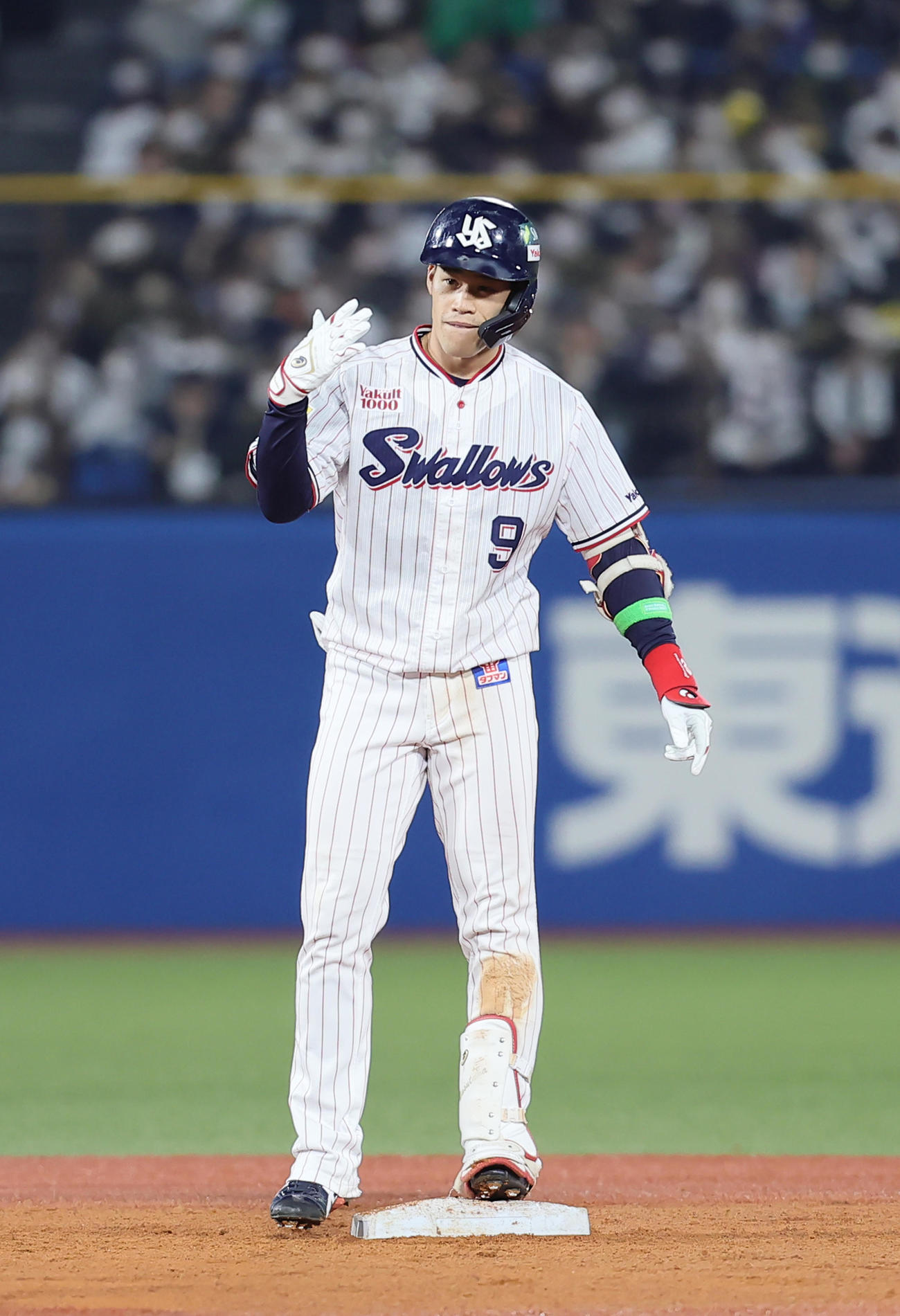 日本シリーズ第1戦　ヤクルト対オリックス　7回裏ヤクルト2死、塩見は二塁打を放ちポーズを決める（撮影・足立雅史）