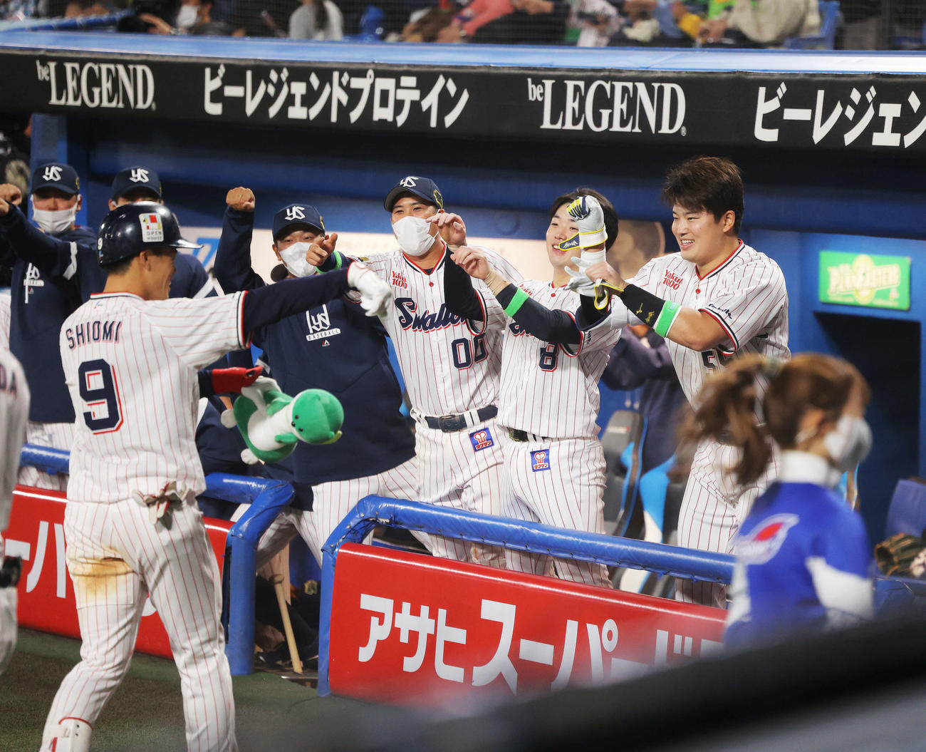 ヤクルト対オリックス　3回裏ヤクルト無死、左中間ソロ本塁打で生還する塩見（左）を迎える村上（右）らナイン（撮影・河田真司）