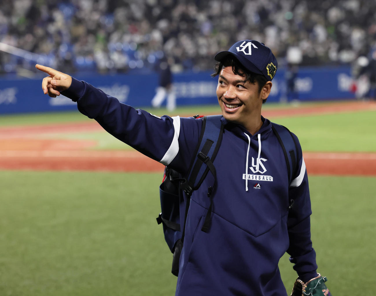 ヤクルト対オリックス　初戦に勝利しスタンドのファンに笑顔を見せるヤクルト小川（撮影・足立雅史）