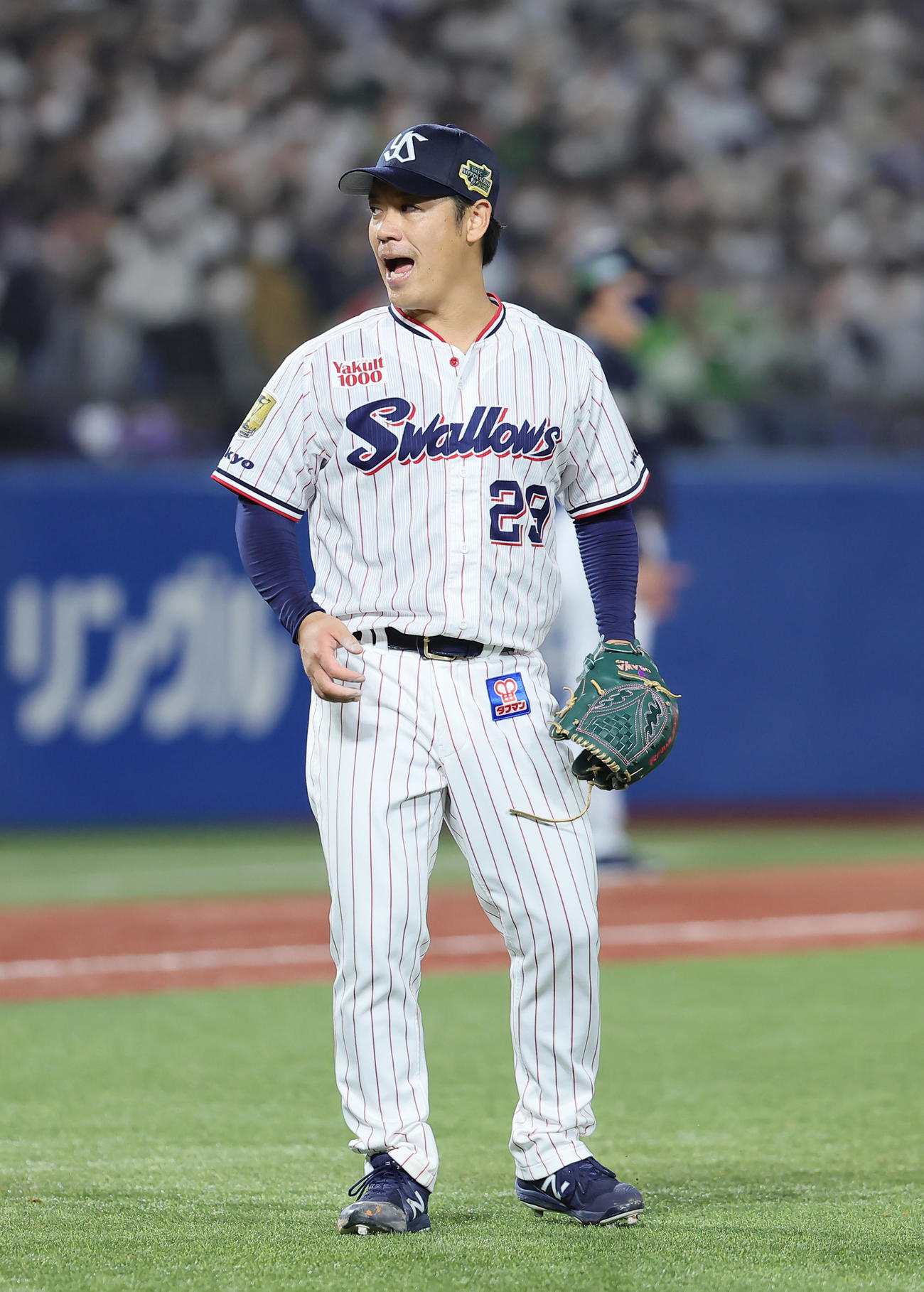 ヤクルト対オリックス　5回表オリックス2死満塁、西野を遊飛に仕留め雄たけびを上げる小川（撮影・足立雅史）