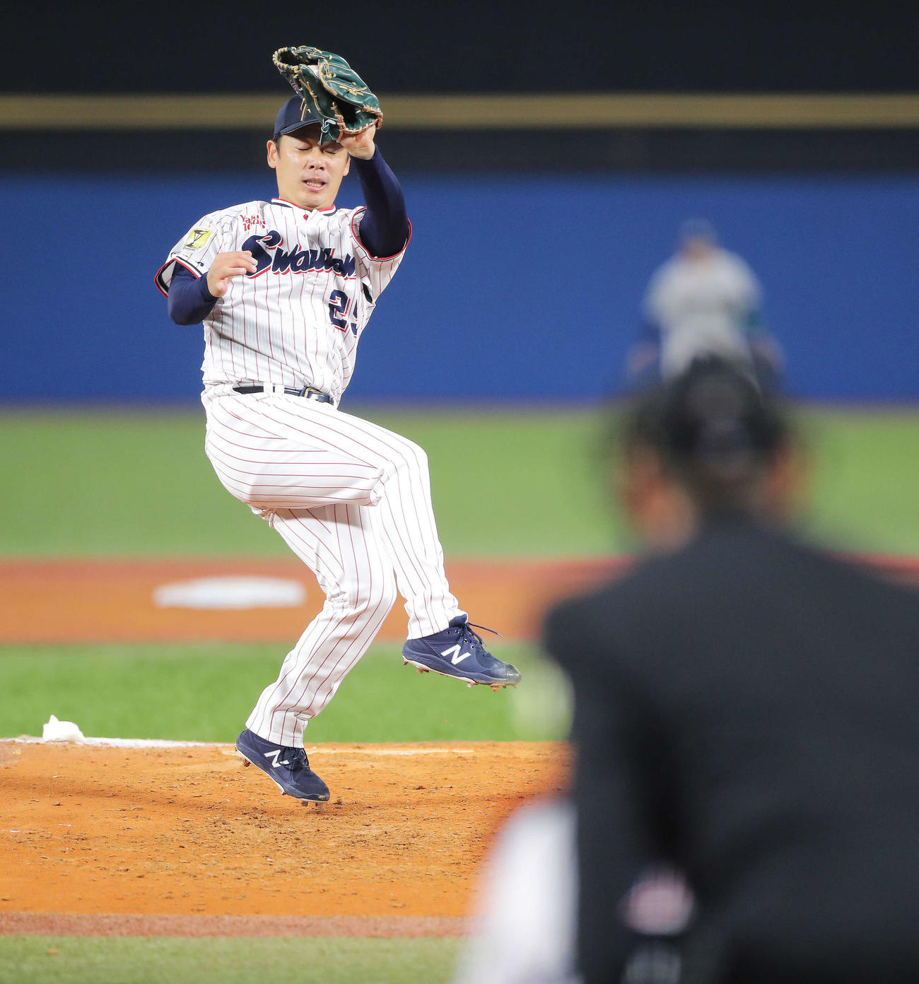 ヤクルト対オリックス　4回表オリックス無死、西野の投ゴロを捕球する小川（撮影・河田真司）