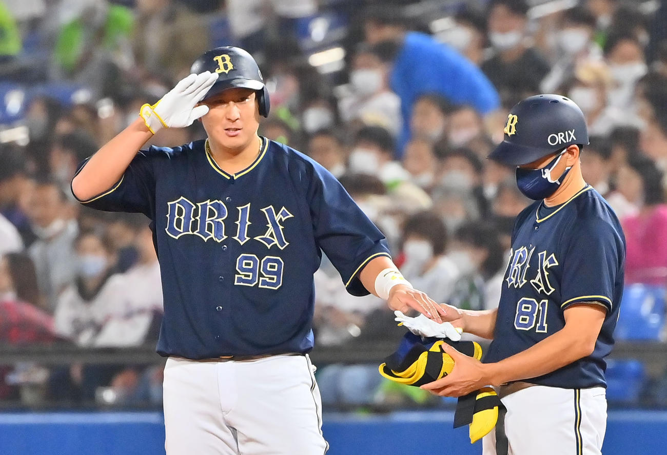 ヤクルト対オリックス　5回表オリックス2死一、三塁、三塁へ適時内野安打を放った杉本は敬礼ポーズ（撮影・和賀正仁）