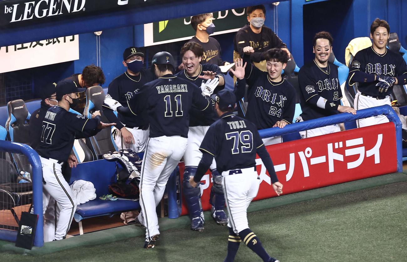 3回表オリックス1死一、二塁、山崎福（中央左）を笑顔で出迎えるオリックスナイン（撮影・上田博志）
