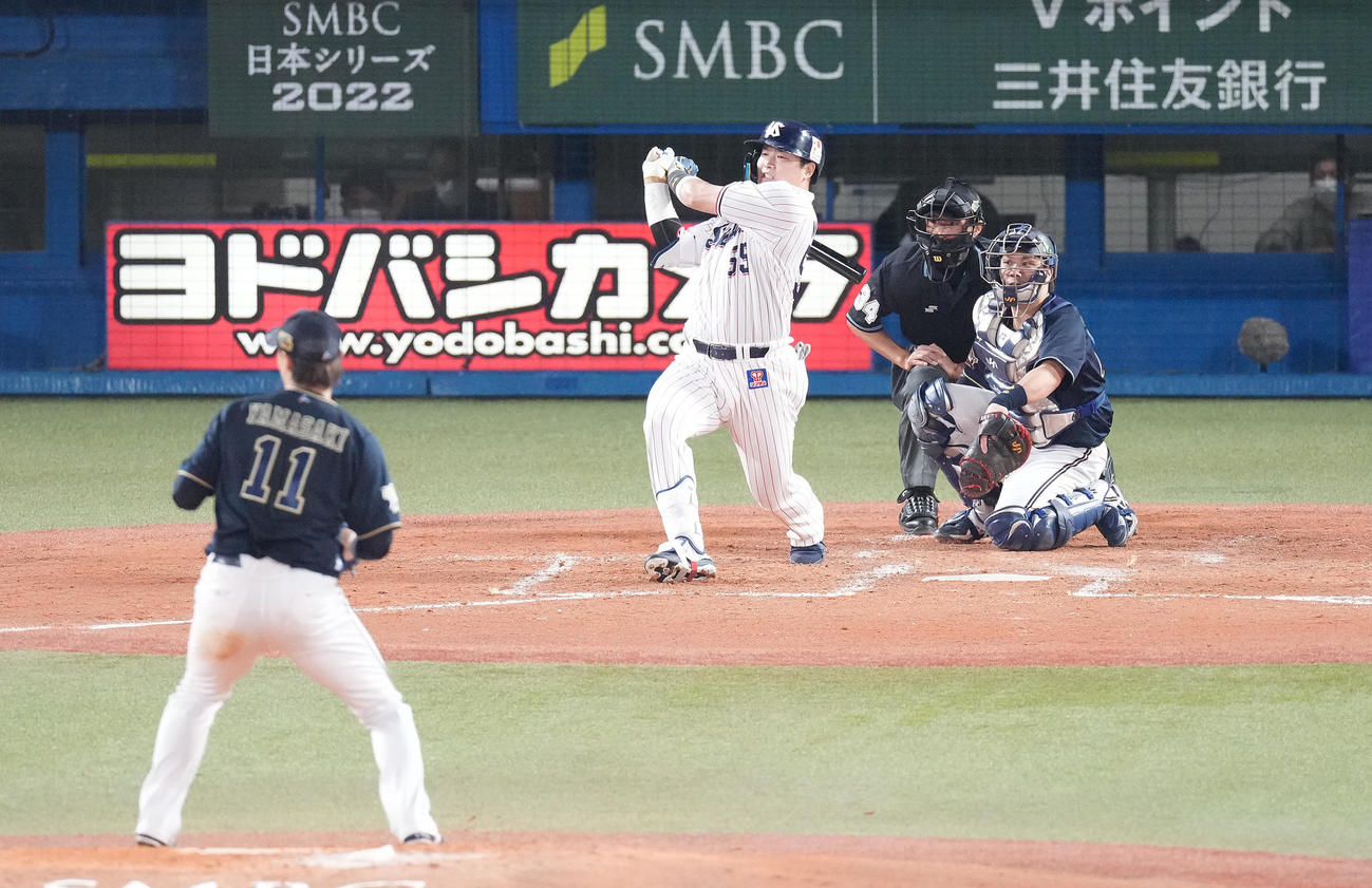 ヤクルト対オリックス　3回裏ヤクルト2死一塁、右前打を放つ村上。投手山崎福（撮影・鈴木みどり）
