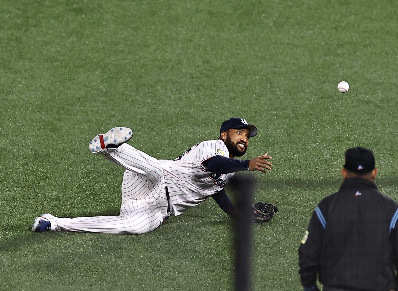 日本シリーズ第2戦　ヤクルト対オリックス　4回表オリックス1死、サンタナは紅林の飛球を捕れず二塁打を許す（撮影・上田博志）