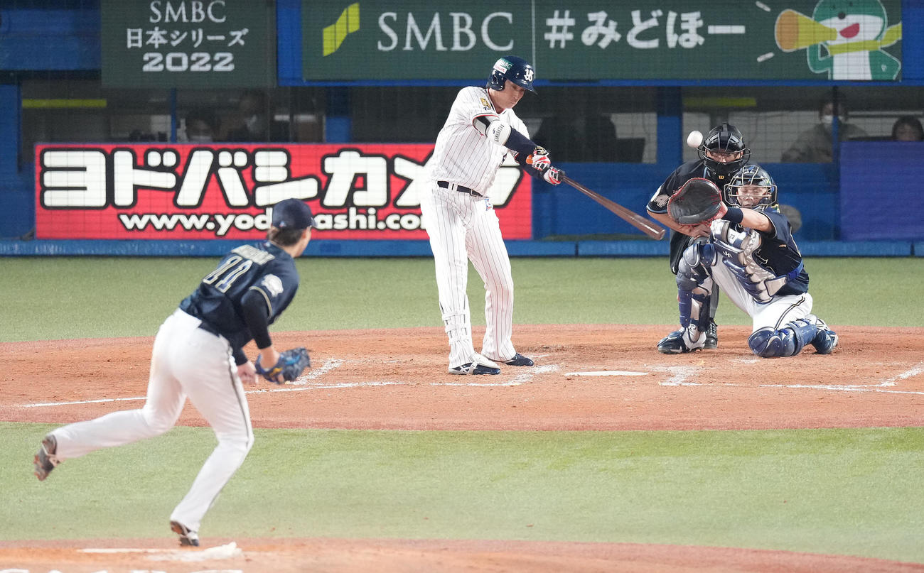 ヤクルト対オリックス　4回裏ヤクルト2死一塁、左邪飛に倒れる代打川端。投手山崎福（撮影・鈴木みどり）